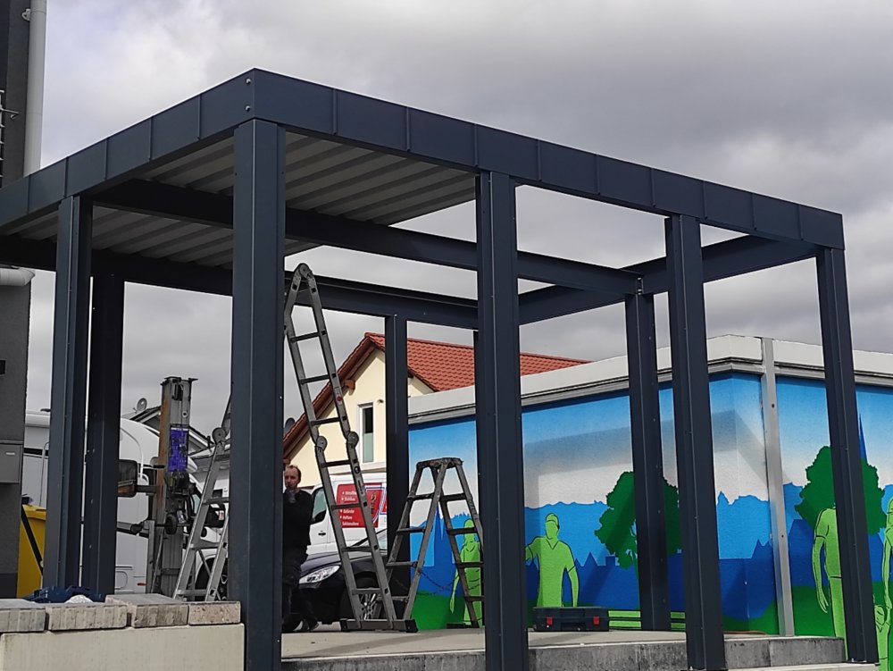 Überdachung aus Metall