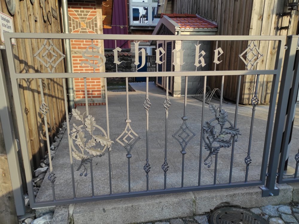 Metallzaun mit Schriftzug
