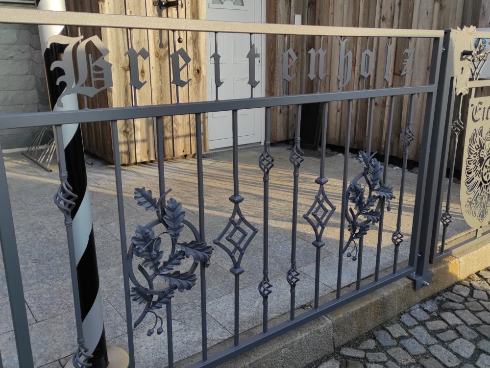 Metallzaun mit Schriftzug