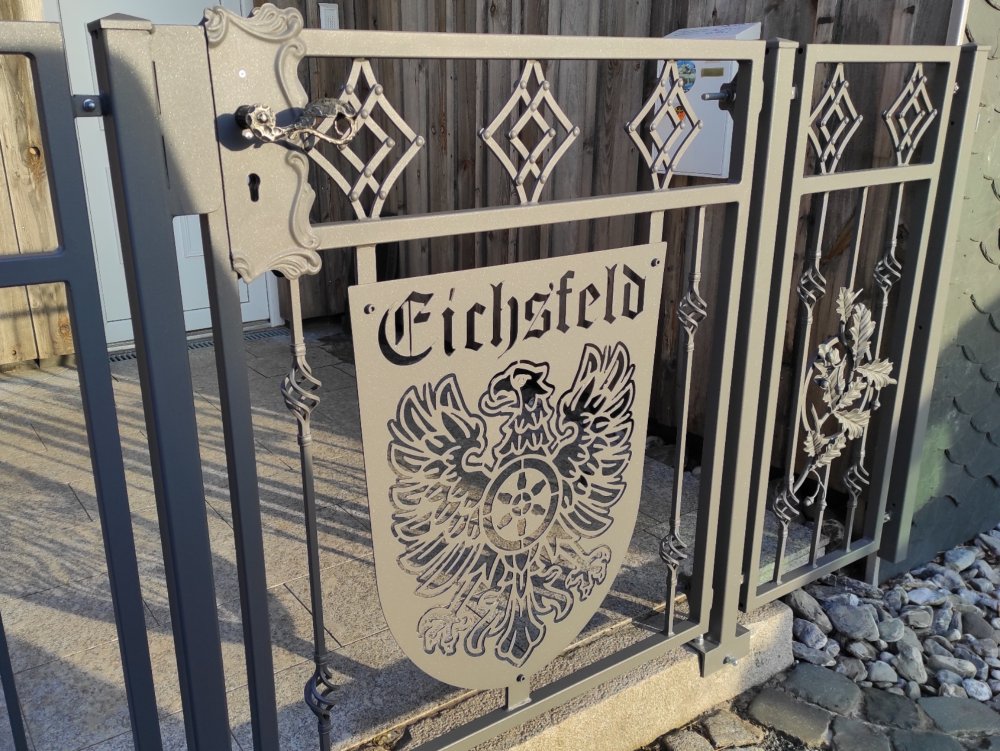 Metallzaun mit Schriftzug